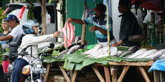 Jelang Imlek, ikan bandeng Pasar Bunga Rawa Belong ramai diburu
