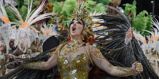 Gaya seksi selebritis Brasil menari samba meriahkan Karnaval Parede