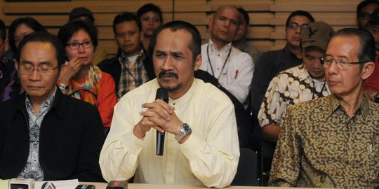 Tangkisan kuasa hukum Abraham Samad dijadikan tersangka oleh polisi