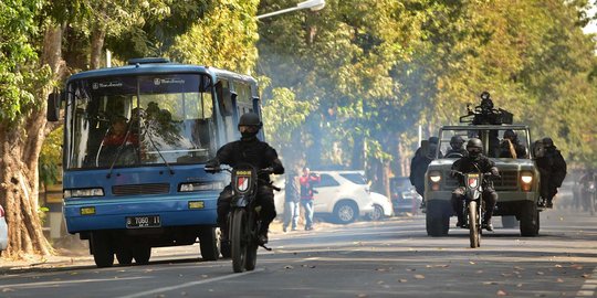 Buru teroris jaringan Santoso, polisi temukan bom & puluhan amunisi