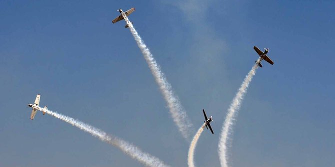 Aksi memukau akrobatik pesawat militer dunia di Aero India 2015