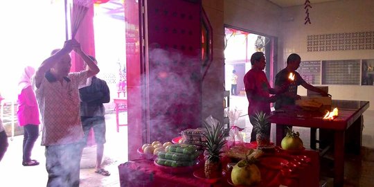 Kekhusyukan umat Budha berdoa rayakan Imlek di negeri Serambi Mekkah