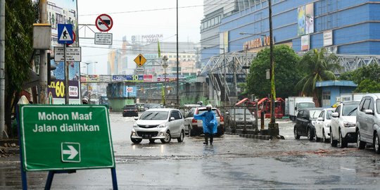 Banjir setengah meter, lalu lintas Jalan Gunung Sahari dialihkan