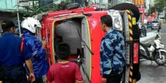 Ingin padamkan kebakaran, mobil damkar terguling dua petugas luka