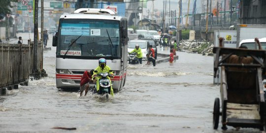 Imlek, Jalan Gunung Sahari terendam banjir setengah meter