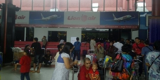 Cuma kasih janji, petugas bandara mau dipukuli penumpang Lion Air