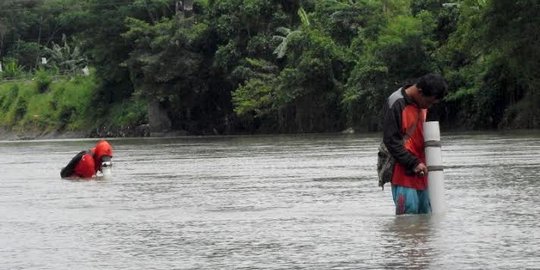 Berburu batu Meling di sungai Klawing