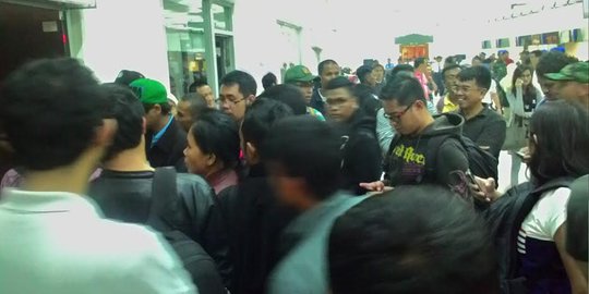 Terlantar akibat Lion Air delay, Andri sedih tak bisa melayat ibunya