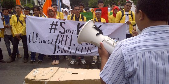 Dukung KPK, mahasiswa Semarang demo bawa peti mati & batu nisan