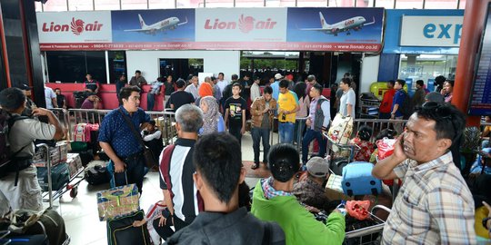 Delay, ratusan penumpang Lion Air terlantar di depan loket