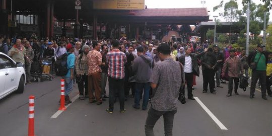 Penumpang Lion emosi, tiduran di jalan tutup Bandara Soekarno-Hatta