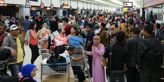 Terlantar, ratusan penumpang Lion Air menumpuk di dalam bandara