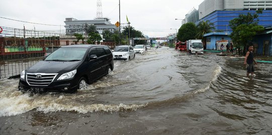 Jombang banjir parah, 2.200 warga mengungsi jalur SBY-Kediri macet