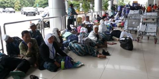 Rombongan umroh korban delay Lion Air memilih pulang naik bus