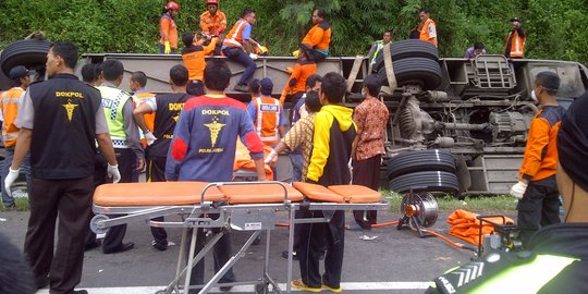 Bus Sang Engon rombongan pengajian terguling di Tol Jatingaleh