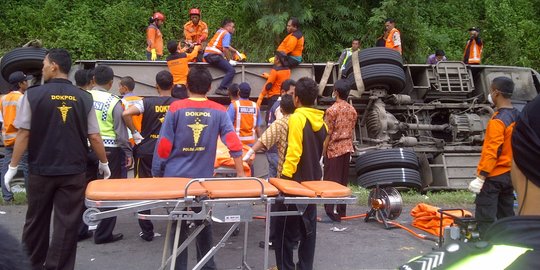 17 Penumpang bus pariwisata bisa dievakuasi, 8 di antaranya tewas