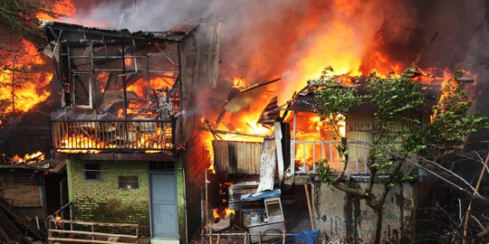 Gudang tinner di Bogor terbakar, seorang pegawai alami luka bakar