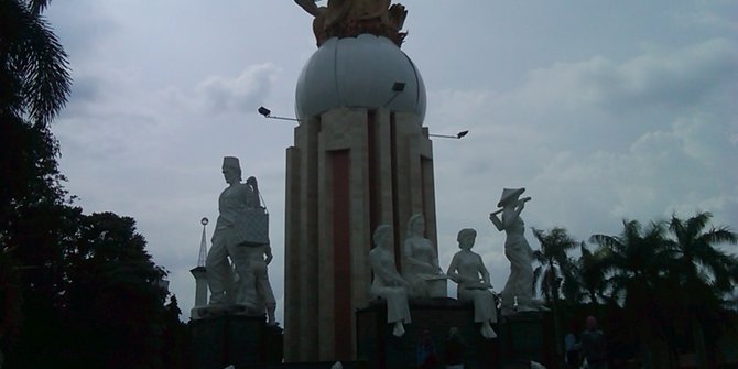 Bentuk manusia sempurna, Monumen Jayandaru Sidoarjo dianggap berhala