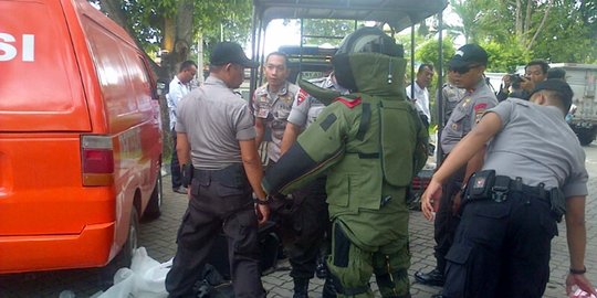 Diduga bom, rangkain pipa dan kabel hebohkan JNE di Jakarta Barat