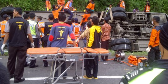 Korban bus terguling di Tol Semarang bertambah jadi 16 tewas