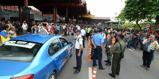 Derita penumpang Lion Air delay sampai marah blokir bandara