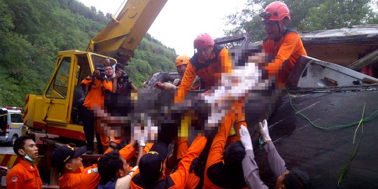 Ini proses evakuasi korban kecelakaan bus maut di Tol Jatingaleh