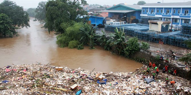 Naik perahu karet,Pangdam Jaya & Iwan Fals pungut sampah di Ciliwung