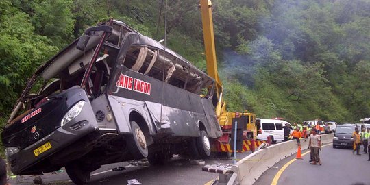 Kondisi parah bus rombongan pengajian terguling di Tol Jatingaleh