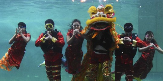 Atraksi barongsai bawah air meriahkan perayaan Imlek di Ancol