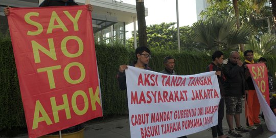 Warga Jakarta gelar aksi tanda tangan dukung Ahok lengser