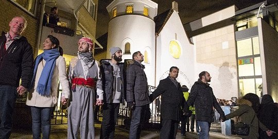 Warga muslim bikin rantai manusia lindungi sinagoge di Norwegia