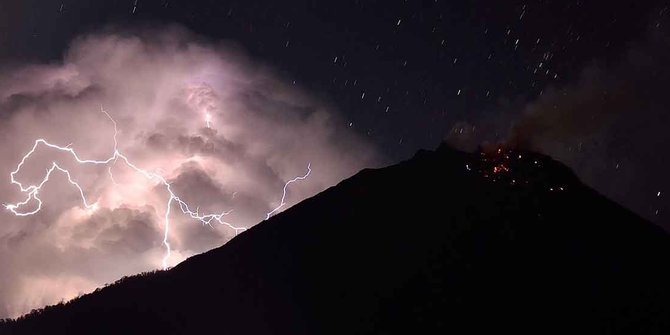 Pemandangan sambaran petir di puncak Gunung Sinabung bikin merinding