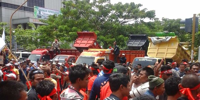 ratusan truk blokir gubernuran