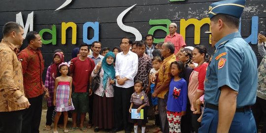 Blusukan di Banten, Jokowi rela turun mobil demi foto 