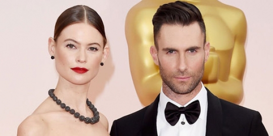 Gaun melorot, dada Behati Prinsloo \'mengintip\' keluar