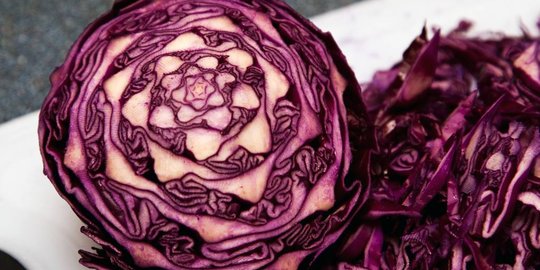 Cerahkan salad sayuran dengan kubis merah
