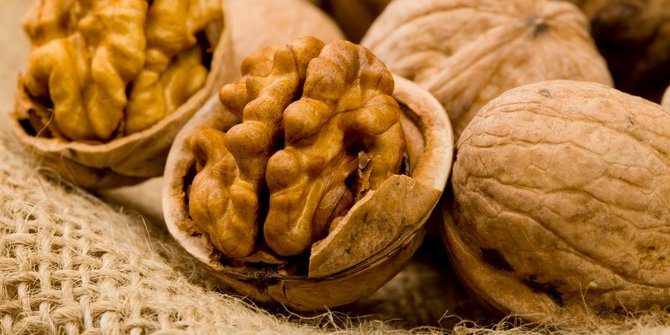 Otak lebih cerdas dengan makan segenggam walnut