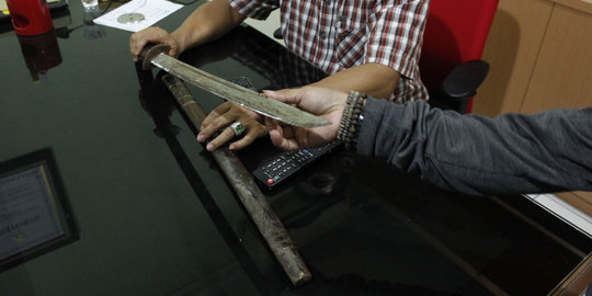 Ini pedang samurai milik pembegal yang dibakar massa di Pondok Aren