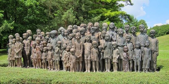 82 Patung anak-anak ini merupakan penanda kebiadaban Nazi
