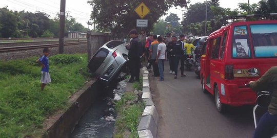 Niat mau nyalip truk, Freed ini malah terjun ke selokan