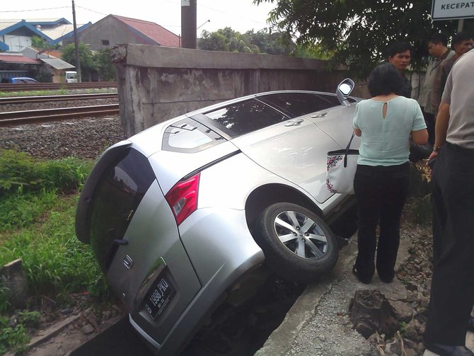 honda freed masuk parit