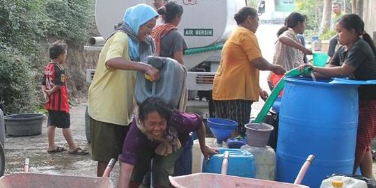 3 Hari PDAM ngadat, warga Palembang mandi pakai air isi ulang