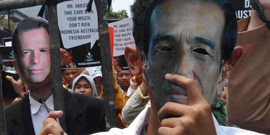 Massa demonstran bertopeng Jokowi demo Kedubes Australia