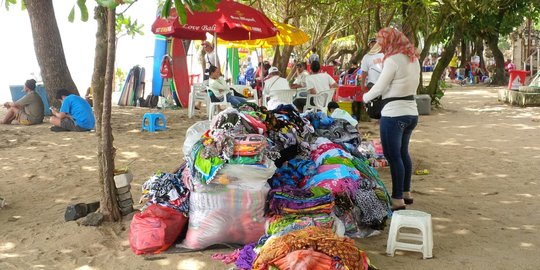 Di Pantai Kuta, Tony Abbott jadi bahan ledekan penjual & turis asing