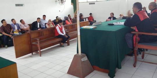 Dituntut 13 tahun bui, Ratih tersedu-sedu sepanjang sidang