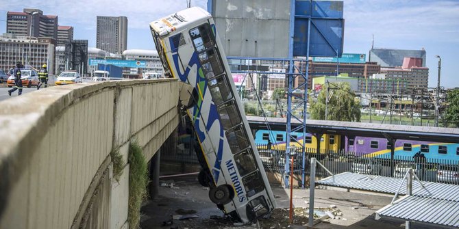 Terobos pembatas, bus di Afrika Selatan terjun dari jembatan