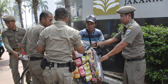 Satpol PP Jakut gelar razia, miras, gelandangan dan PSK 