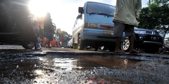 Warga Bekasi gugat wali kota dan Aher karena jalan rusak