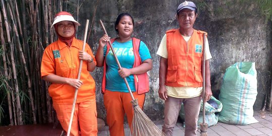 Pak Ahok, petugas kebersihan ini ngutang karena tak digaji 2 bulan