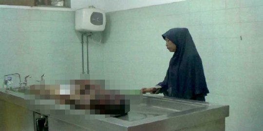 Sutina hanya bisa menangis lihat jenazah anaknya yang dibakar massa